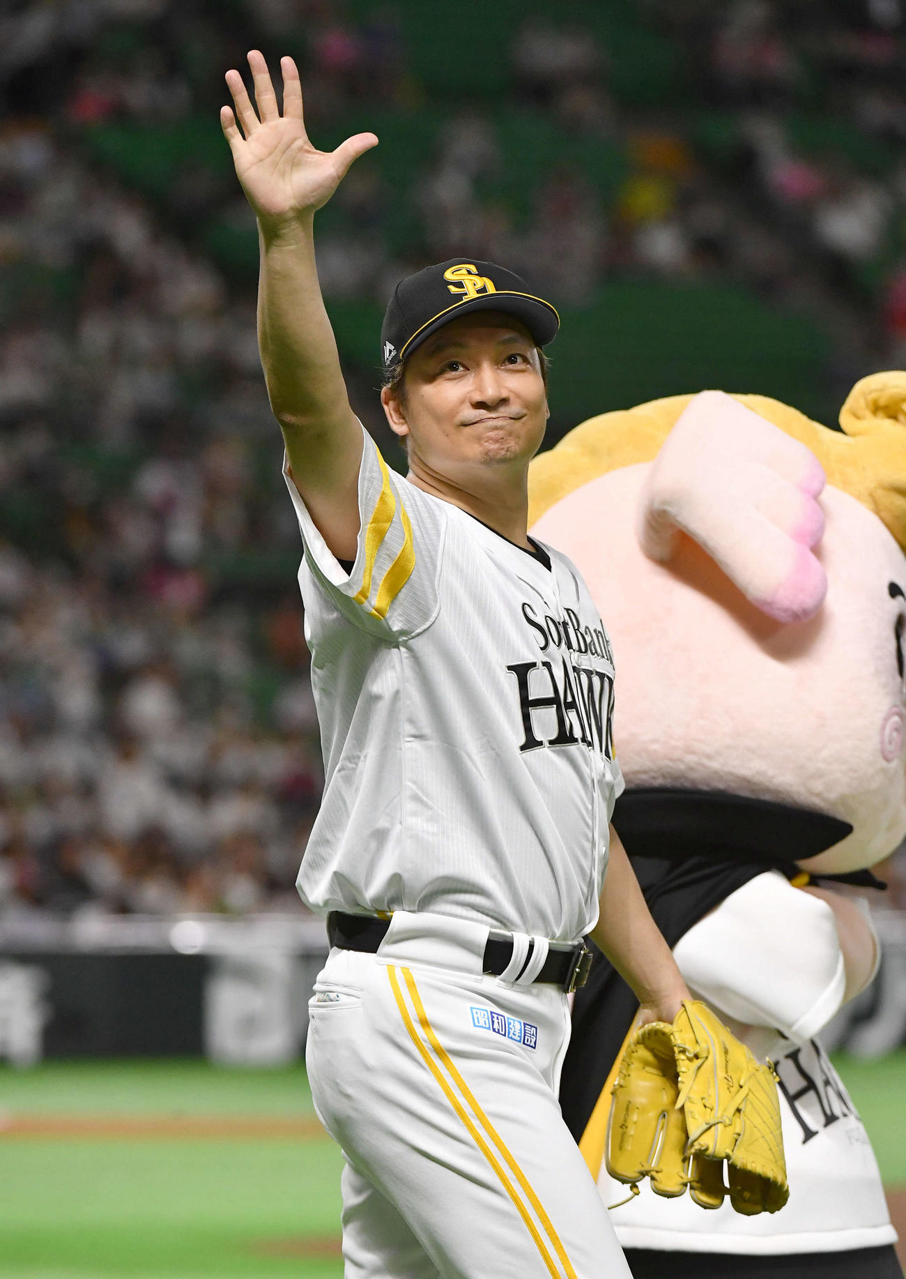 ソフトバンク対楽天　スタンドの観客に手を振るタレントの香取慎吾（撮影・岩下翔太）