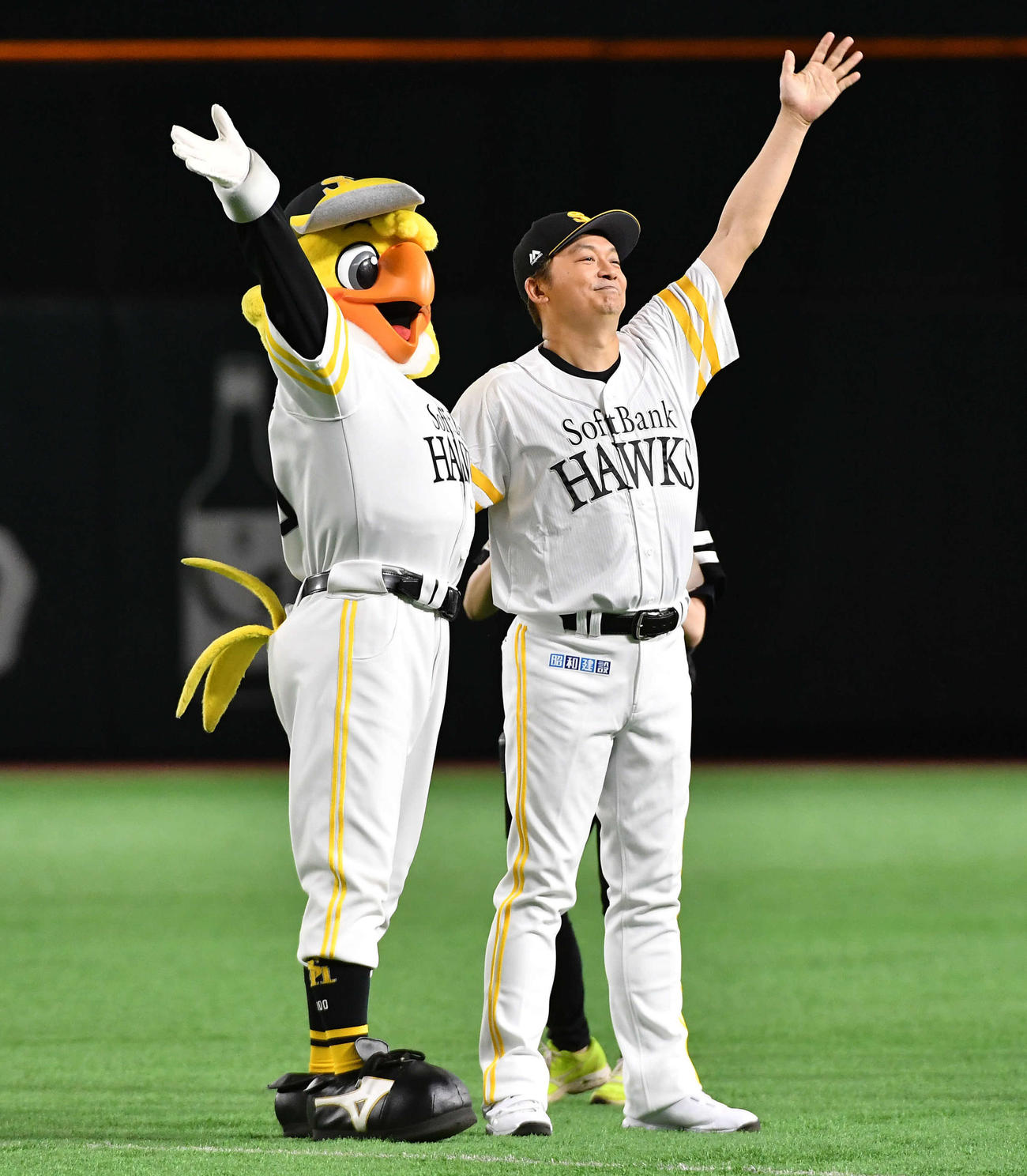 ソフトバンク対楽天　ハリーホークと一緒にスタンドの観客に手を振るタレントの香取慎吾（撮影・岩下翔太）