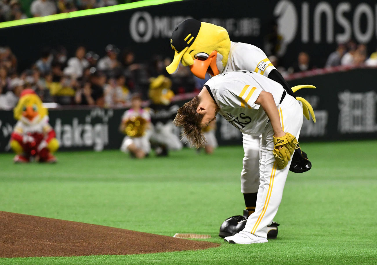 ソフトバンク対楽天　セレモニアルピッチの前にマウンドに一礼するタレントの香取慎吾（撮影・岩下翔太）