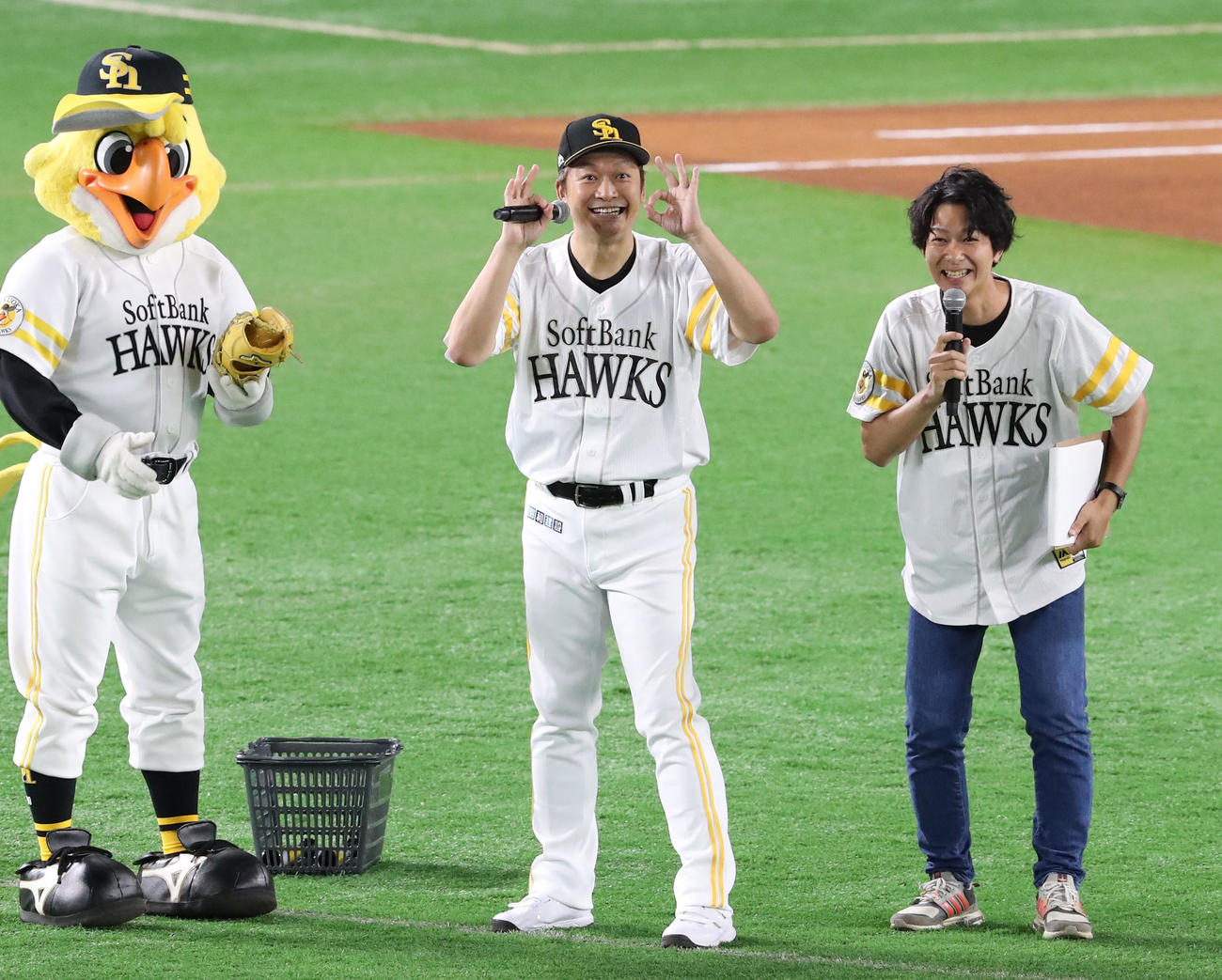 ソフトバンク対楽天　セレモニアルピッチで投球した香取慎吾（撮影・梅根麻紀）
