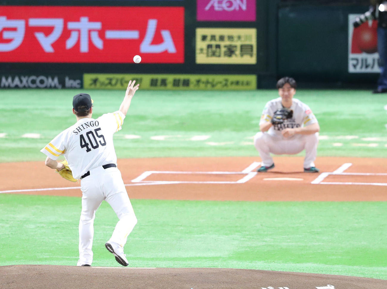 ソフトバンク対楽天　セレモニアルピッチで投球した香取慎吾と球を受けた和田（撮影・梅根麻紀）