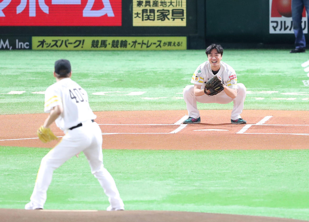 ソフトバンク対楽天　セレモニアルピッチで投球した香取慎吾と球を受けた和田（撮影・梅根麻紀）
