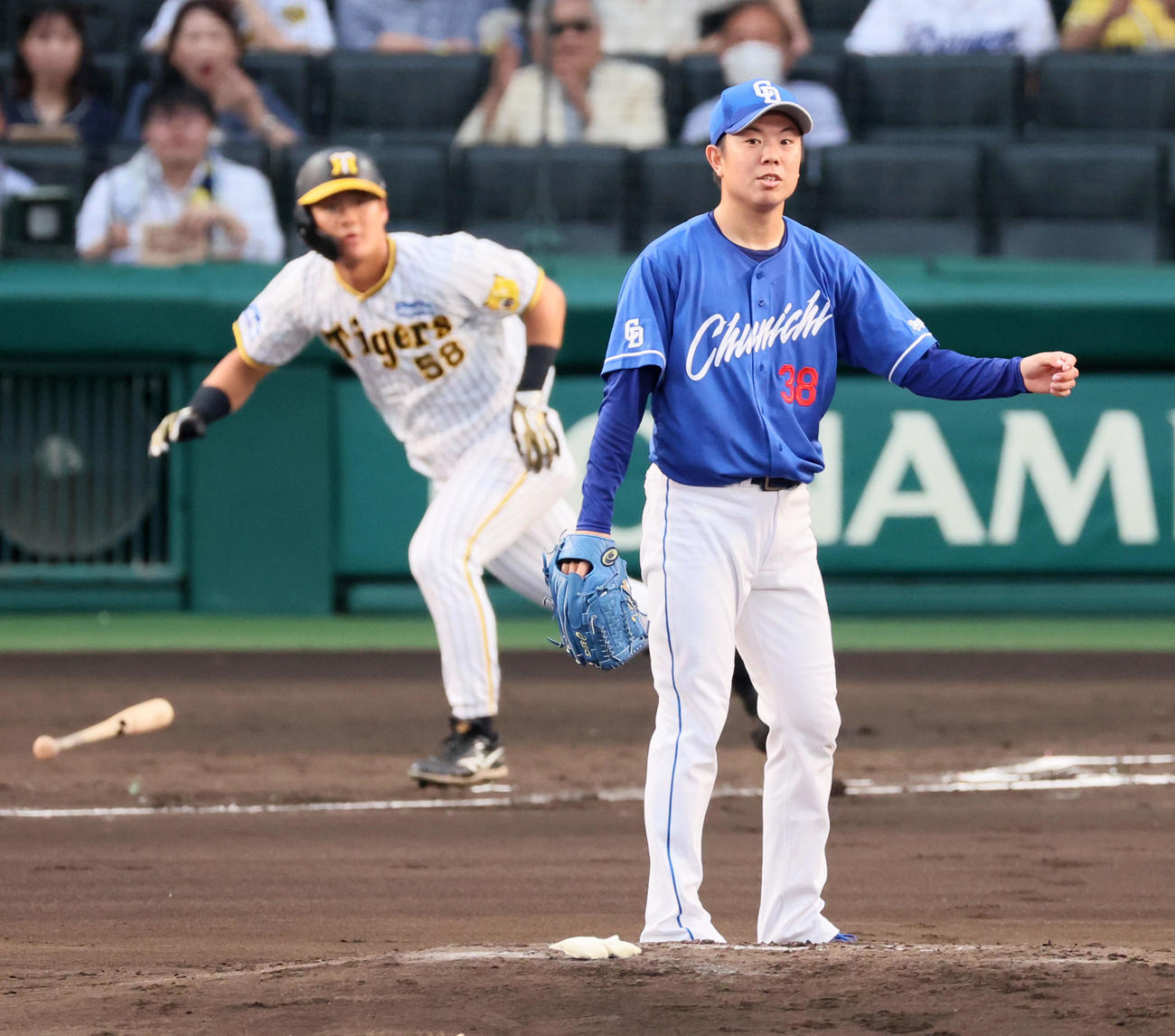 阪神対中日　1回裏阪神2死一、三塁、松葉は前川に中へ適時打を打たれ失点（撮影・加藤哉）