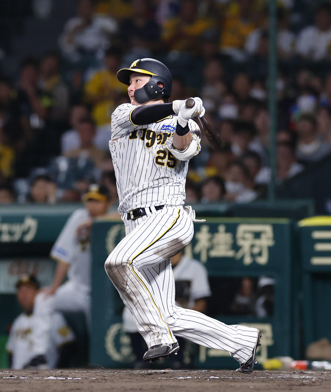 阪神対中日　5回裏阪神1死一塁、渡辺諒が中越えに2点本塁打を放つ（撮影・藤尾明華）