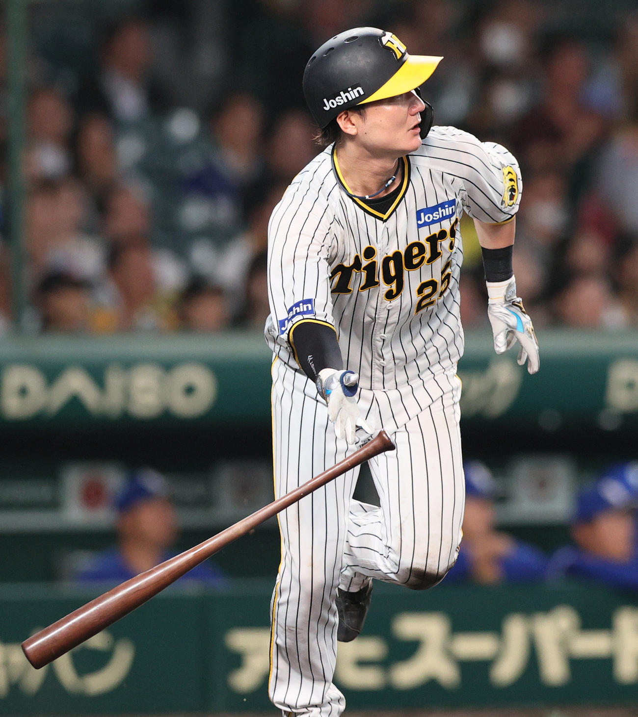 阪神対中日　5回裏阪神1死一塁、渡辺諒は中越え2点本塁打を放つ（撮影・上山淳一）