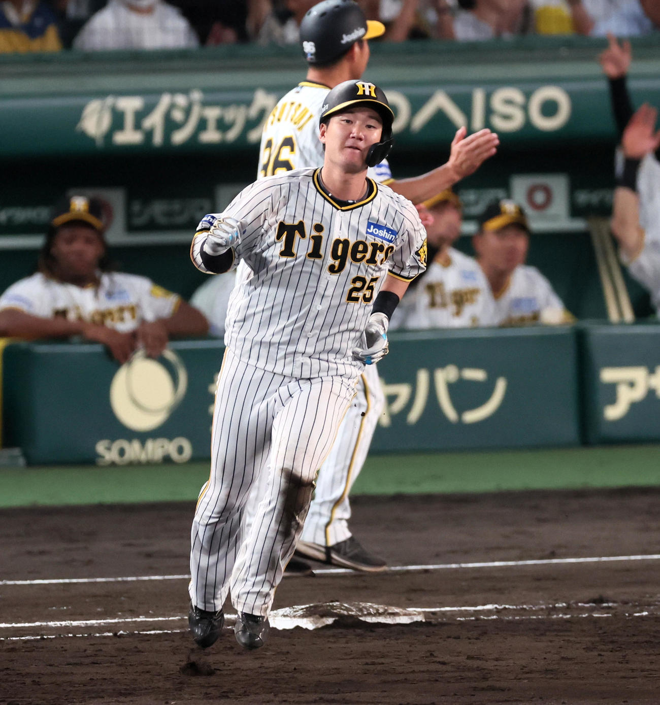 阪神対中日　5回裏阪神1死一塁、渡辺諒は中越え2点本塁打を放ちガッツポーズを見せダイヤモンドを1周（撮影・加藤哉）