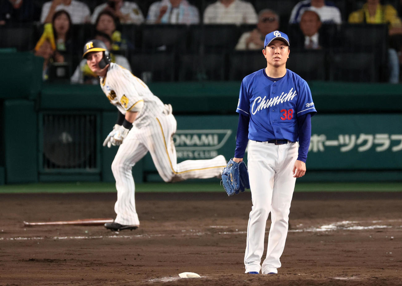 阪神対中日　5回裏阪神1死一塁、松葉は渡辺諒に中越え2点本塁打を浴びる（撮影・加藤哉）