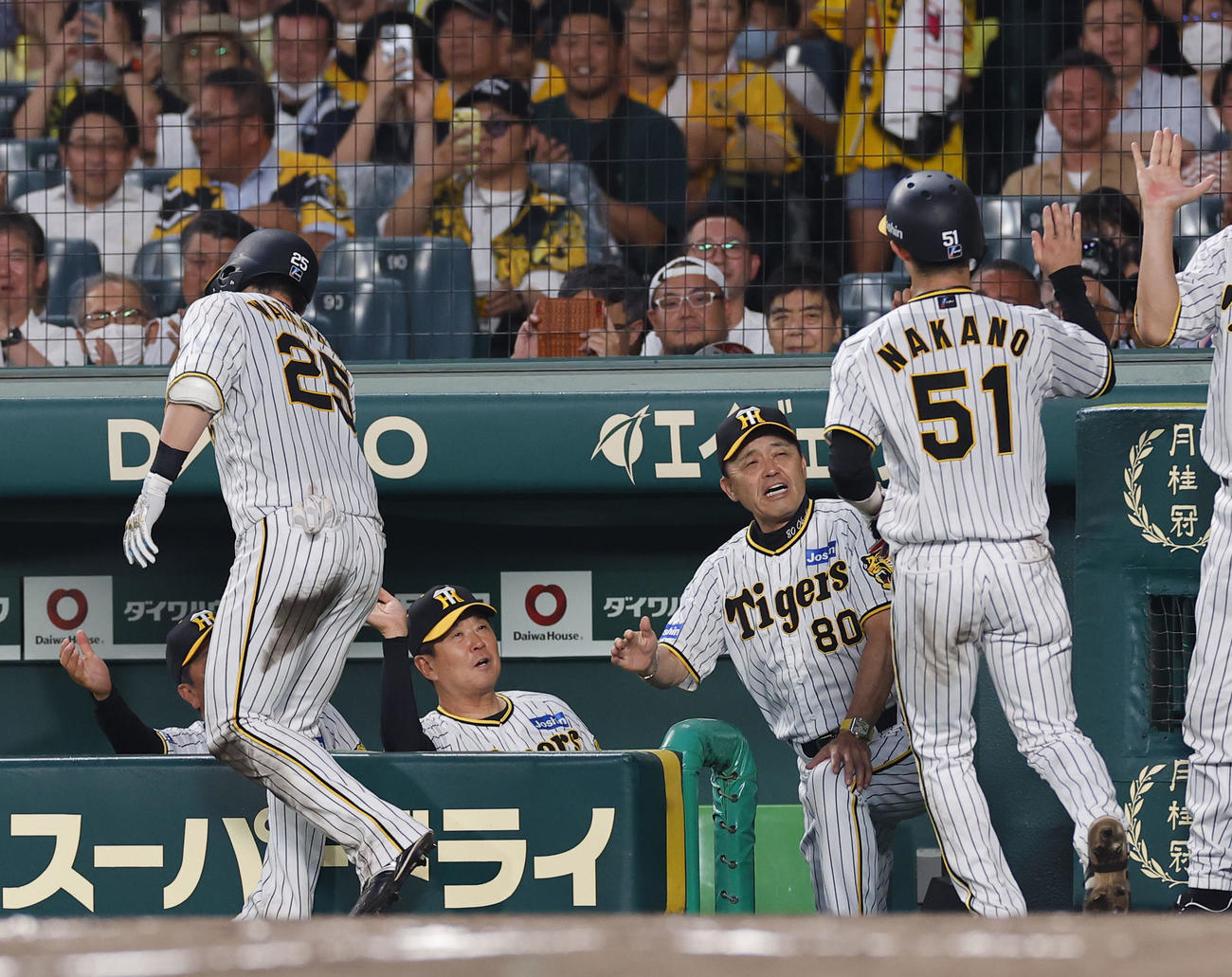 阪神対中日　5回裏阪神1死一塁、2点本塁打を放った渡辺諒（左）と中野を出迎える岡田監督（右から2人目）（撮影・藤尾明華）