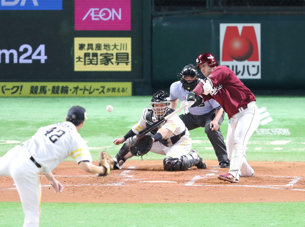 ソフトバンク対楽天　1回表楽天2死一、三塁、伊藤は中前適時打を放つ（撮影・梅根麻紀）