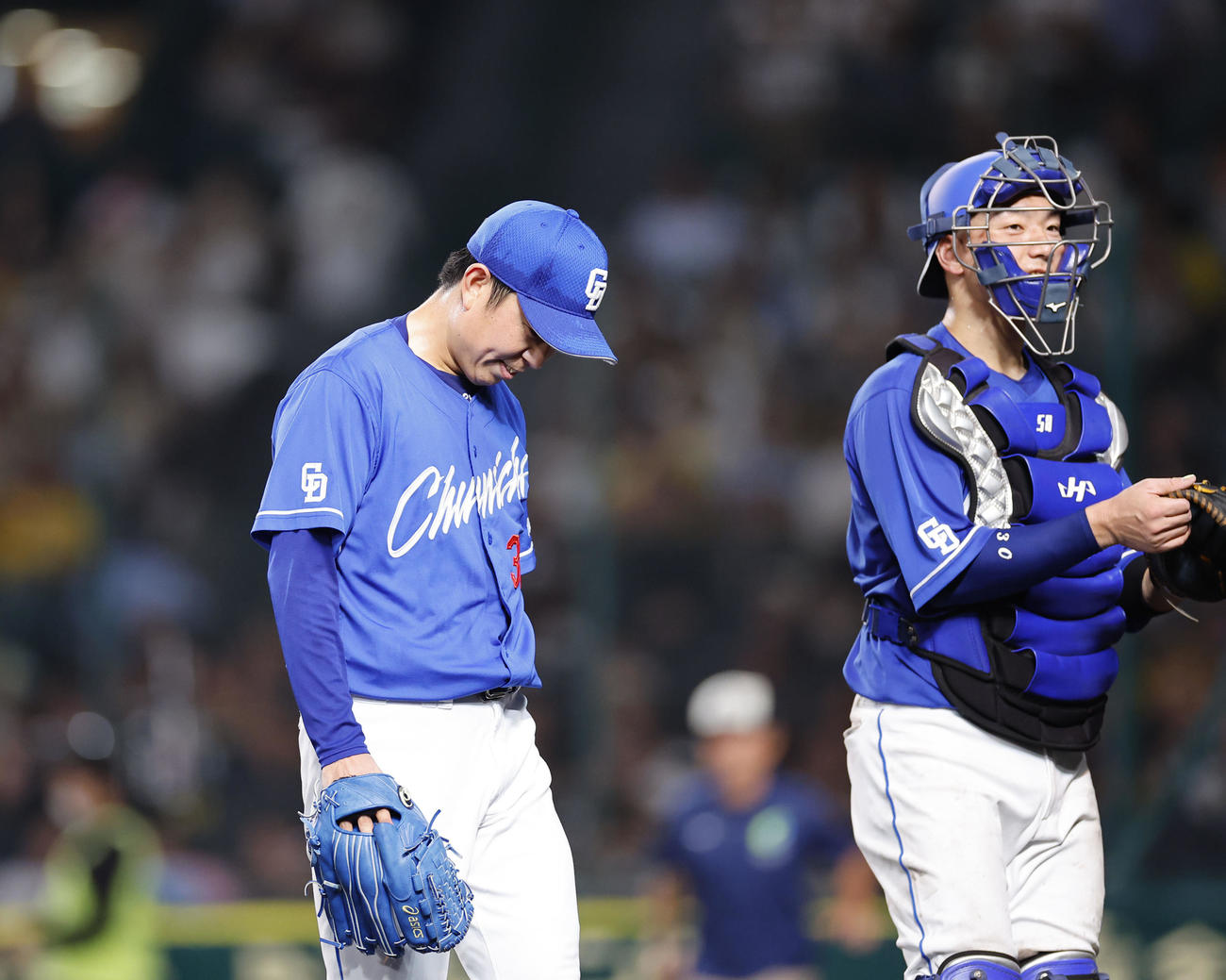 阪神対中日　5回を終えベンチに戻る中日松葉（撮影・藤尾明華）