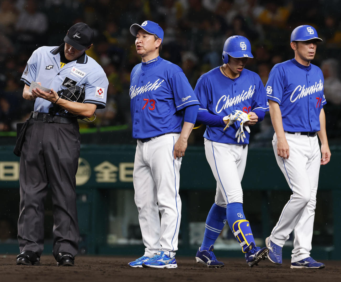 阪神対中日　6回交代を告げる中日立浪監督（撮影・藤尾明華）