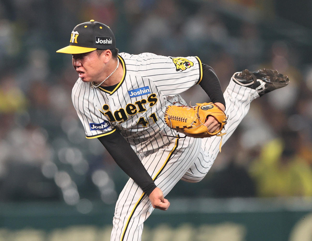 阪神対中日　7回表、力投する阪神先発の村上（撮影・上山淳一）