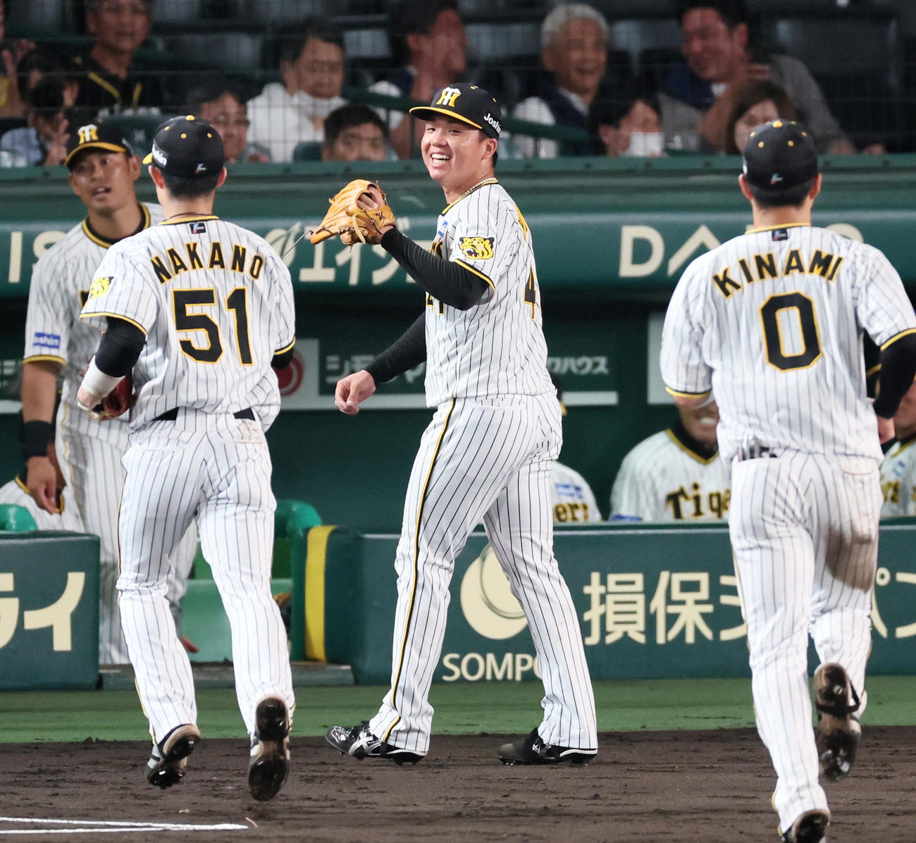 阪神対中日　7回表中日2死満塁、村上は龍空を二ゴロに仕留め笑顔を見せる（撮影・加藤哉）