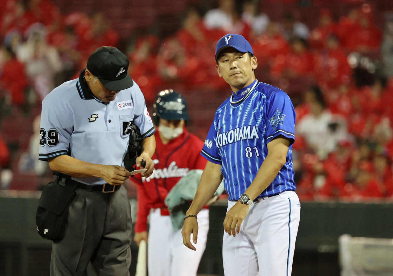 広島対DeNA 6回裏広島、交代を告げる三浦監督（撮影・加藤孝規）