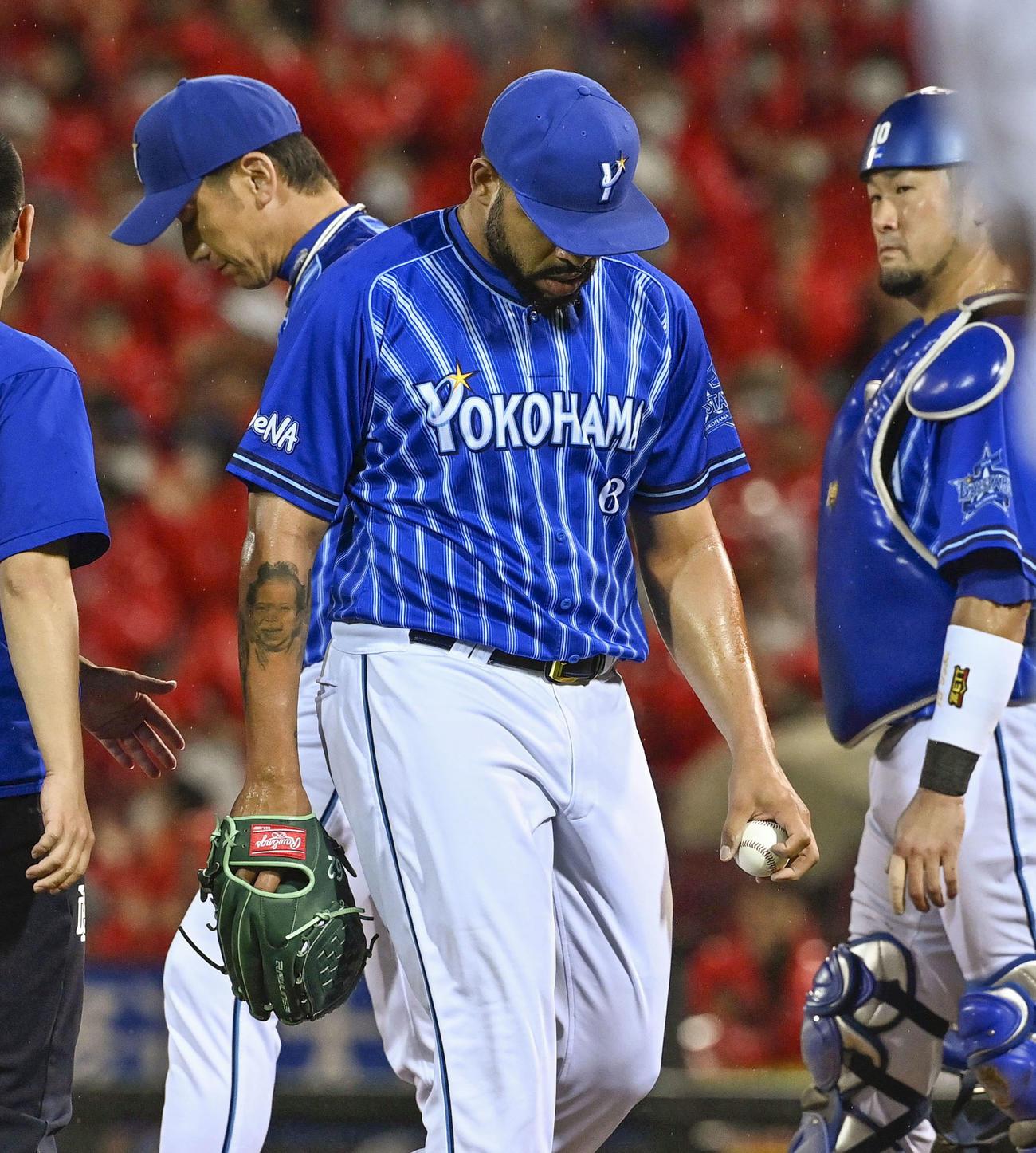 広島対DeNA　7回、広島に勝ち越しを許し降板するDeNAエスコバー（共同）