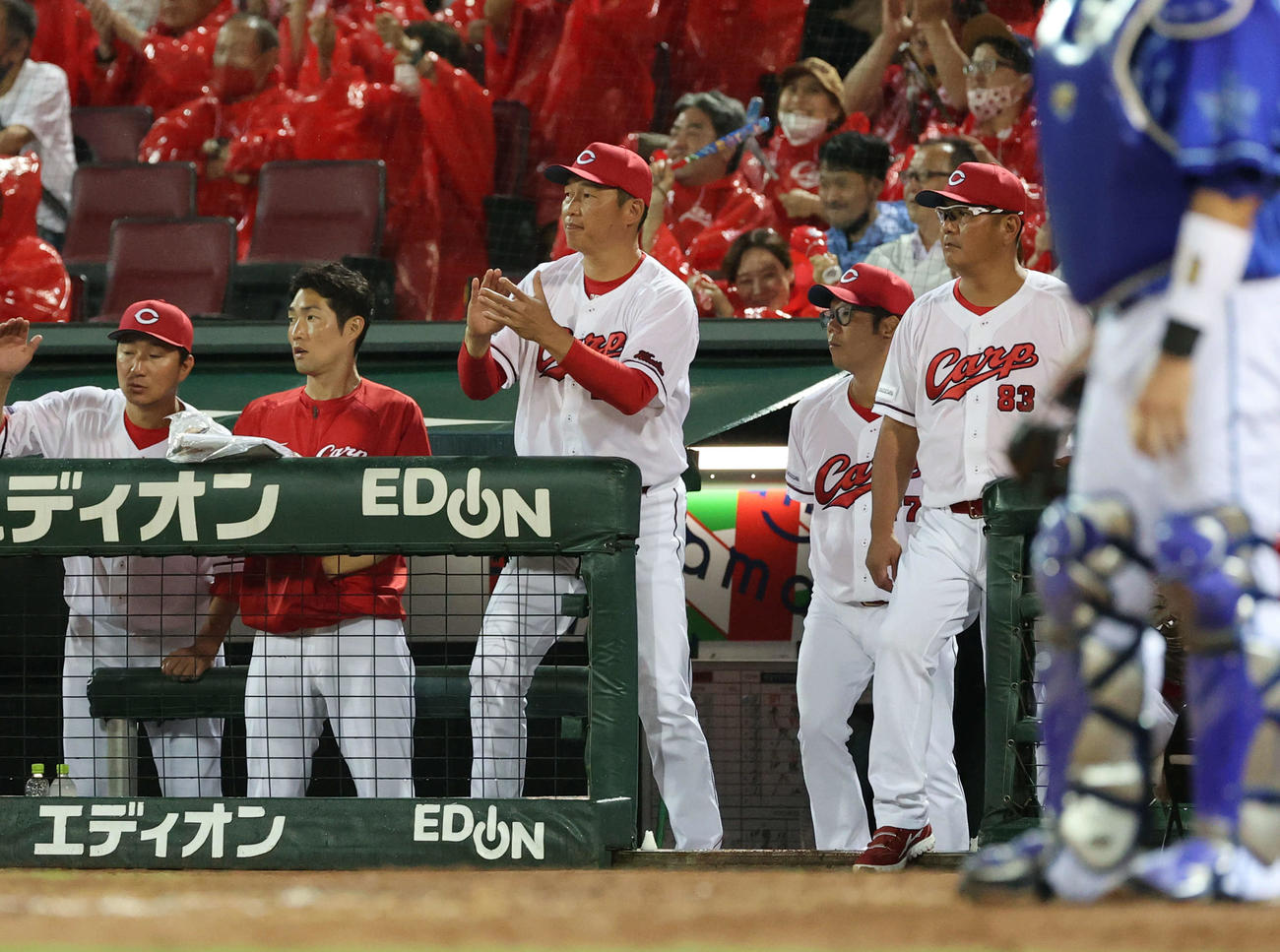 広島対DeNA 7回裏広島1死一、三塁、坂倉の勝ち越し適時打を喜ぶ新井監督（中央）（撮影・加藤孝規）