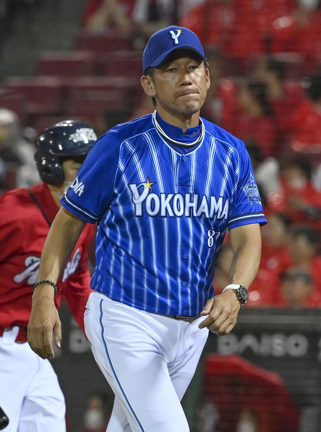 広島対DeNA　8回の攻撃を終え、選手交代を告げてベンチに戻るDeNA三浦監督（共同）