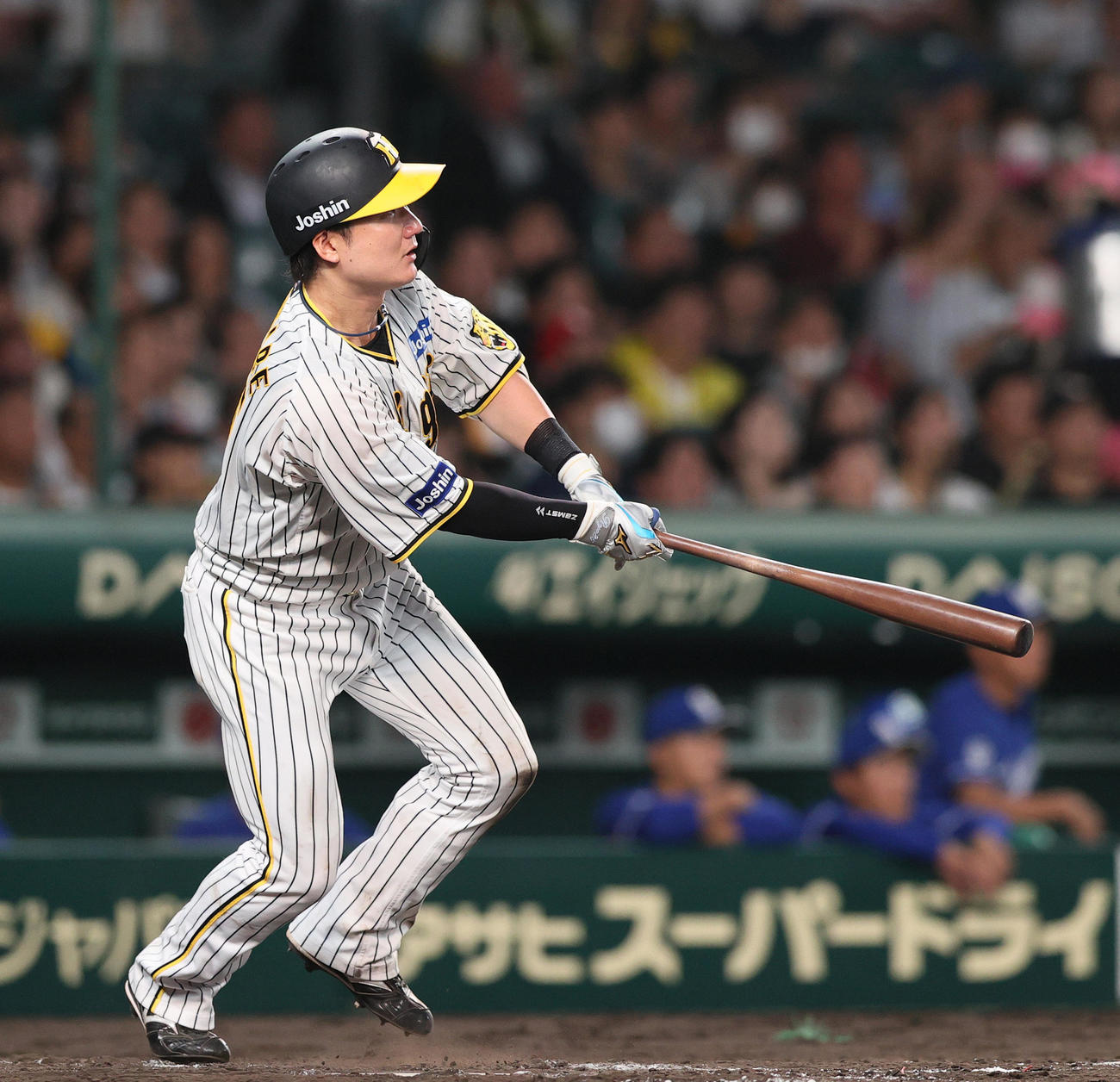 阪神対中日　5回裏阪神1死一塁、渡辺諒は中越え2点本塁打を放つ（撮影・上山淳一）