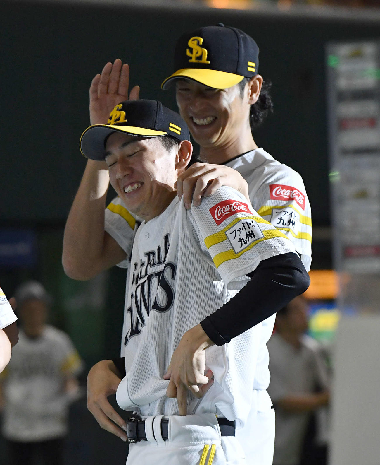 ソフトバンク対楽天　今季2勝目を挙げ、斉藤和巳コーチ（右）から手荒く祝福される大津（撮影・岩下翔太）