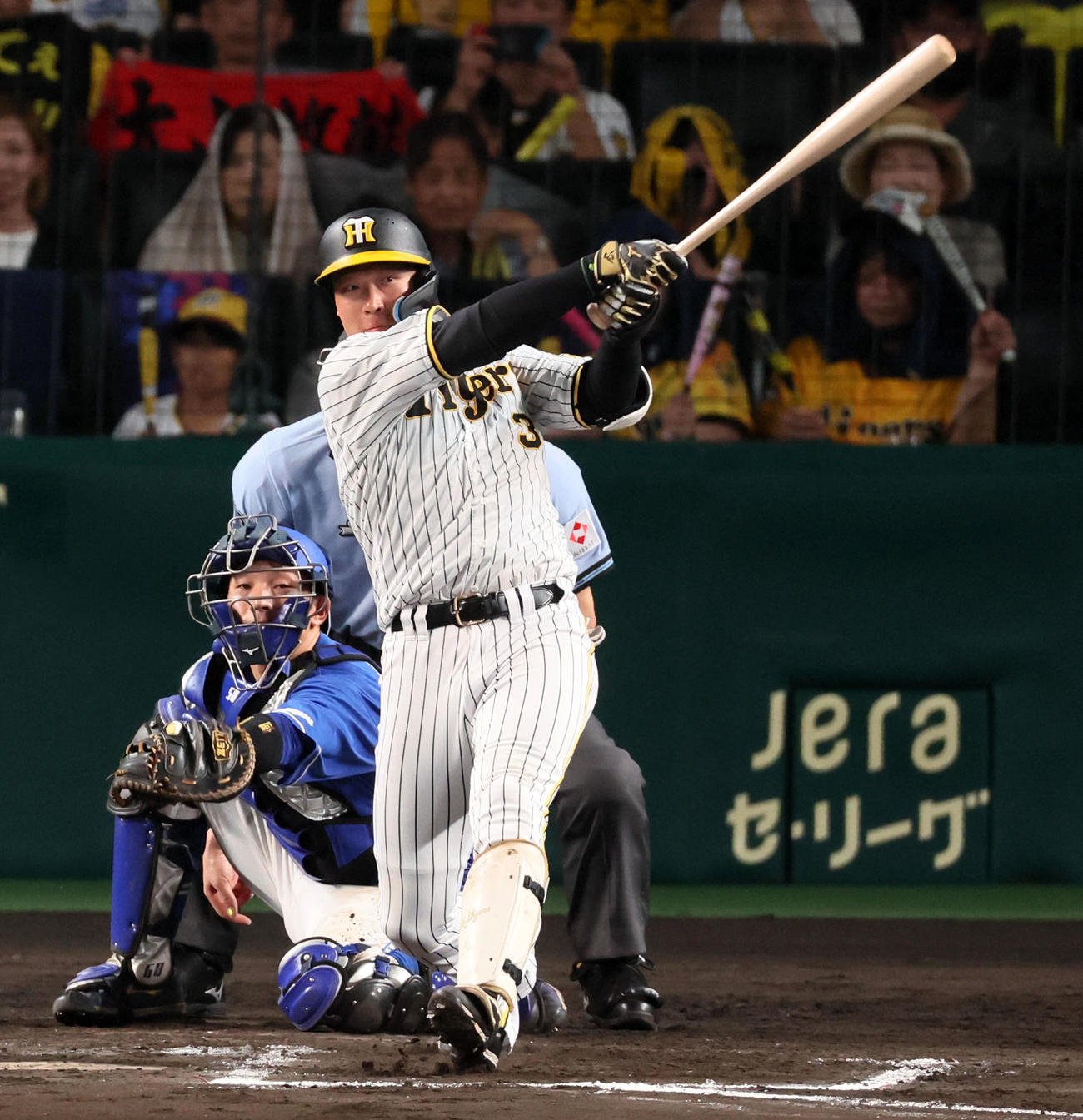 阪神対中日　7回裏阪神1死二塁、大山は左へ適時二塁打を放つ（撮影・加藤哉）