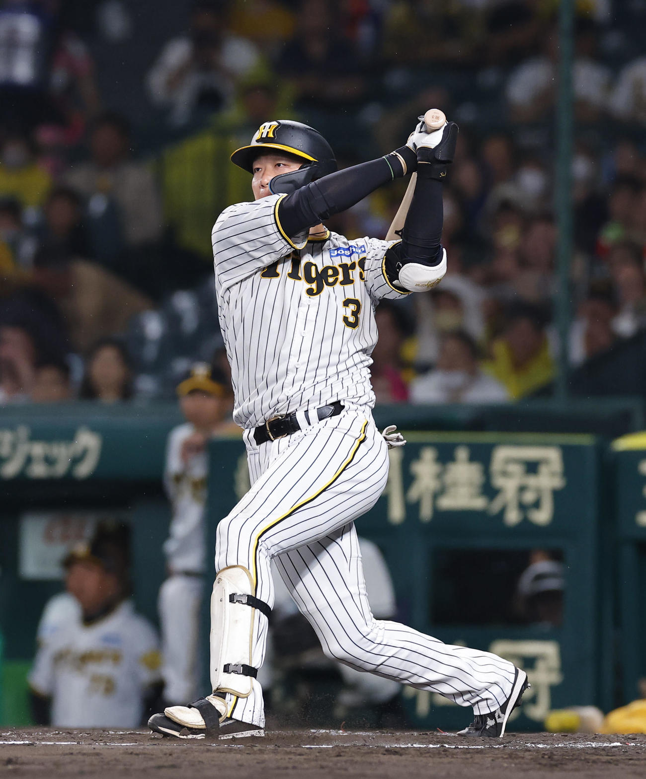 阪神対中日　7回裏阪神1死二塁、大山が左越えに適時二塁打を放つ（撮影・藤尾明華）
