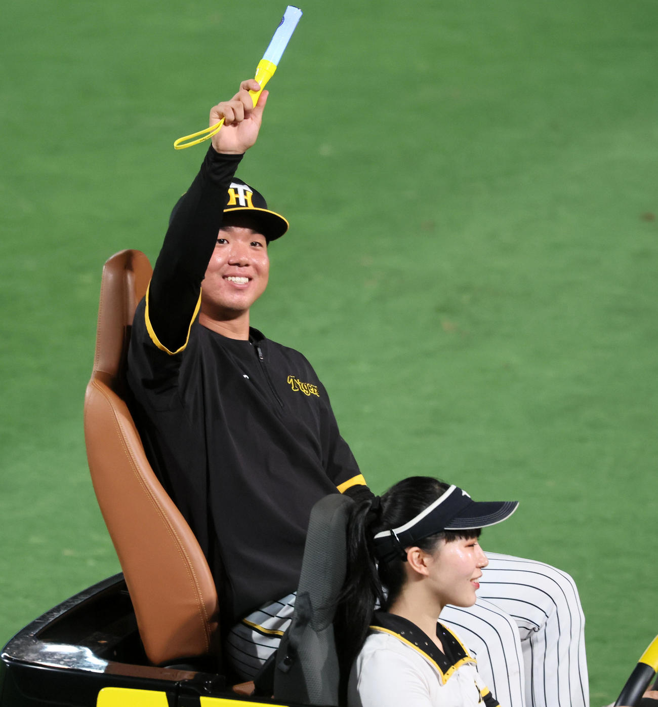 阪神対中日　中日に勝利しリリーフカーで場内1周する村上（撮影・加藤哉）
