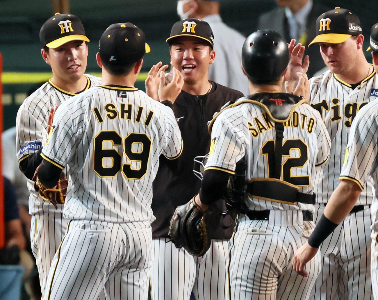 阪神対中日　石井（左から2人目）から勝利球を受け取る村上（同3人目）（撮影・加藤哉）
