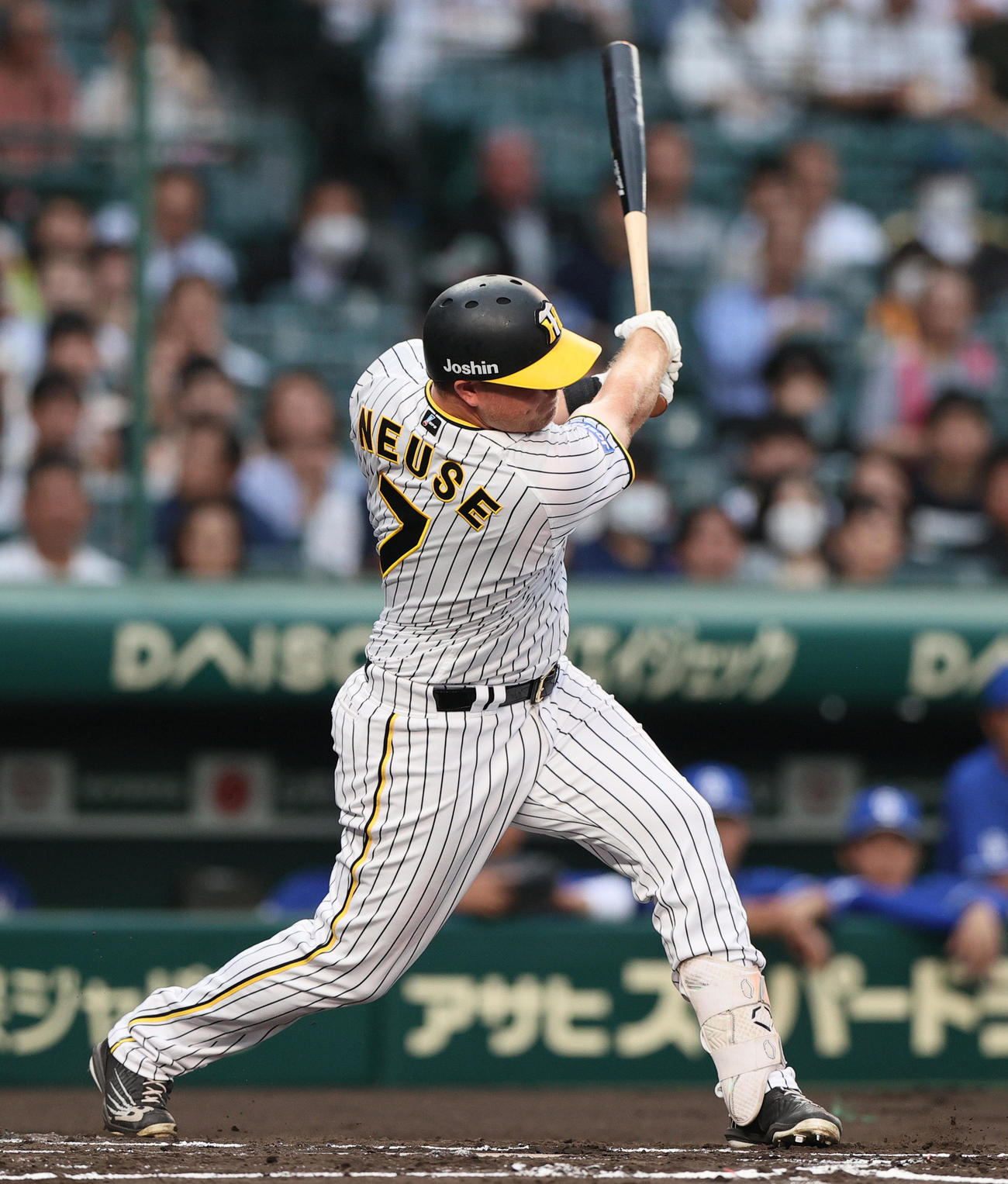 阪神対中日　1回裏阪神2死二、三塁、ノイジーの打球で遊敵失し先制する（撮影・上山淳一）