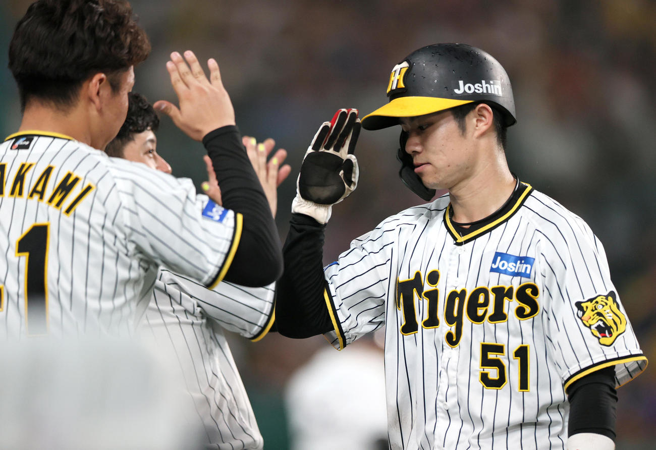 阪神対中日　7回裏阪神1死、中野（右）は渡辺諒の右適時二塁打で生還しベンチの前で敬礼ポーズ（撮影・上山淳一）