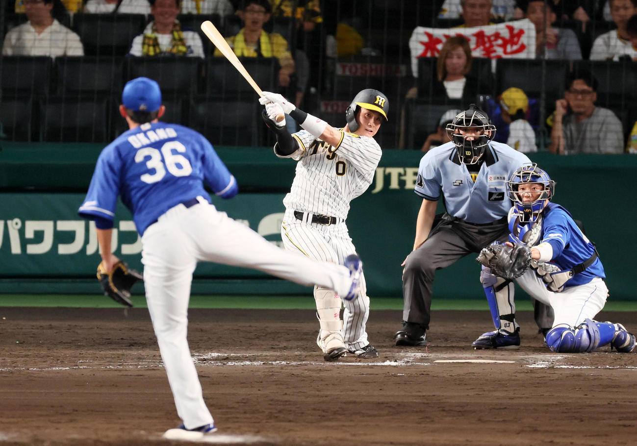 阪神対中日　8回裏阪神無死、木浪は中前打を放つ。投手は岡野（撮影・加藤哉）