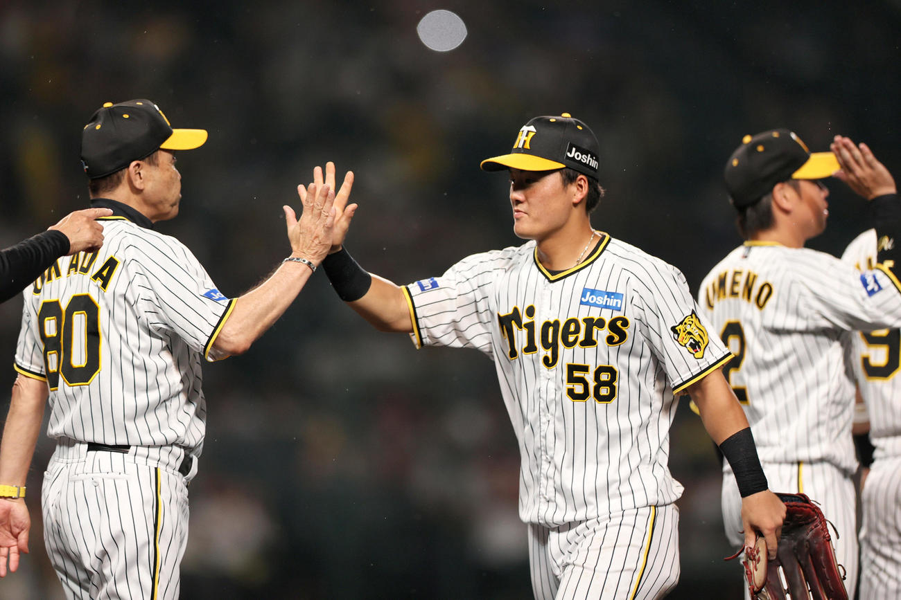 阪神対中日　前川（右）は岡田監督とタッチをかわす（撮影・上山淳一）