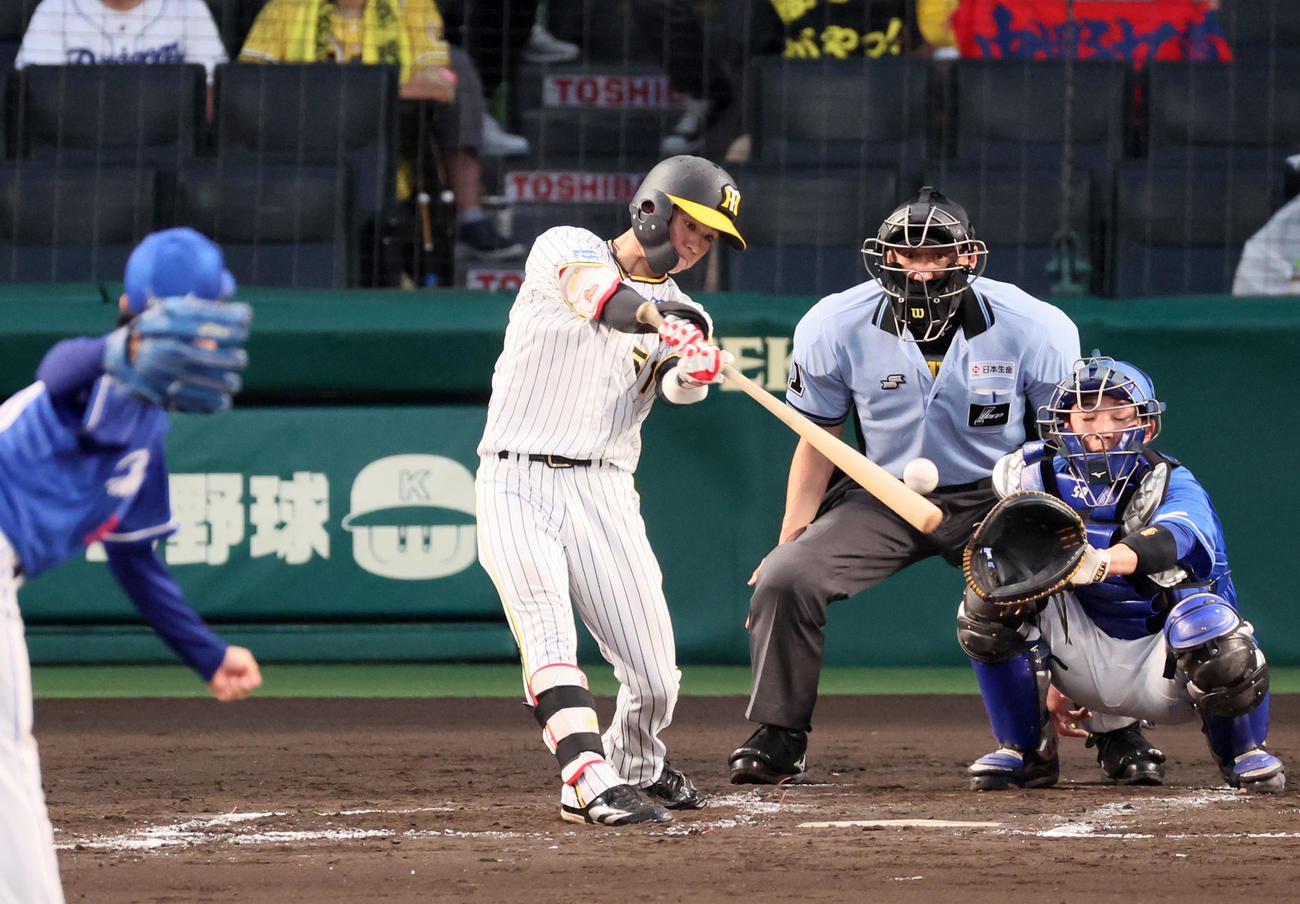 阪神対中日　3回裏阪神無死、中野は中前打を放つ（撮影・加藤哉）