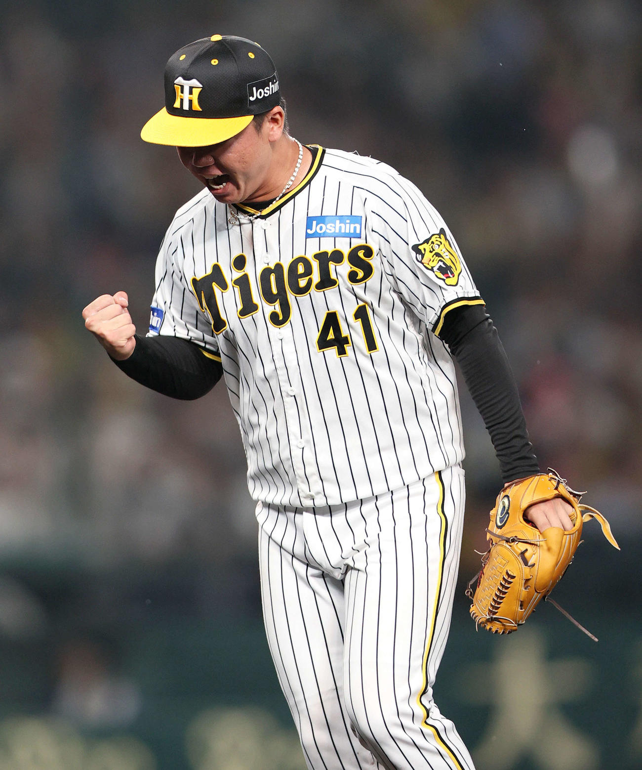 阪神対中日　7回表中日2死満塁、村上は後藤を二ゴロに仕留めガッツポーズ（撮影・上山淳一）