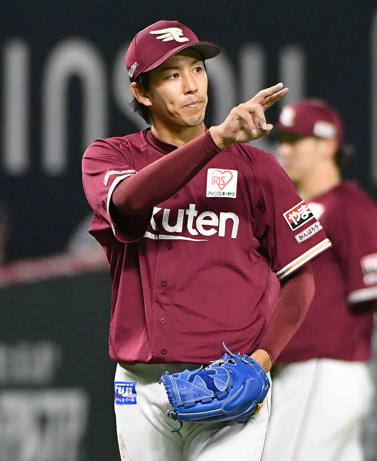 ソフトバンク対楽天　3回裏ソフトバンク1死、近藤を右飛に抑え、指でアウトカウントを示す岸（撮影・岩下翔太）