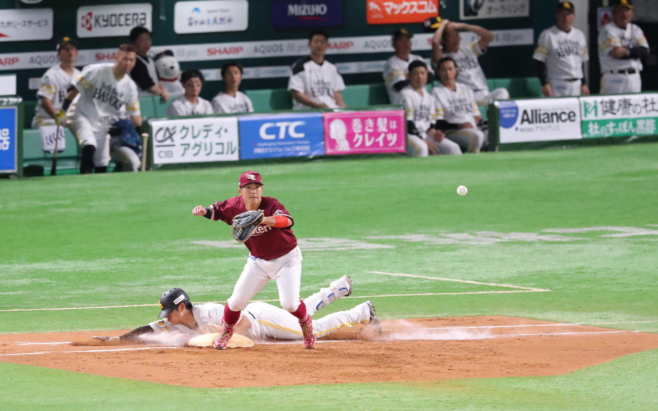 ソフトバンク対楽天　7回裏ソフトバンク2死、投安打を放つ上林（撮影・梅根麻紀）