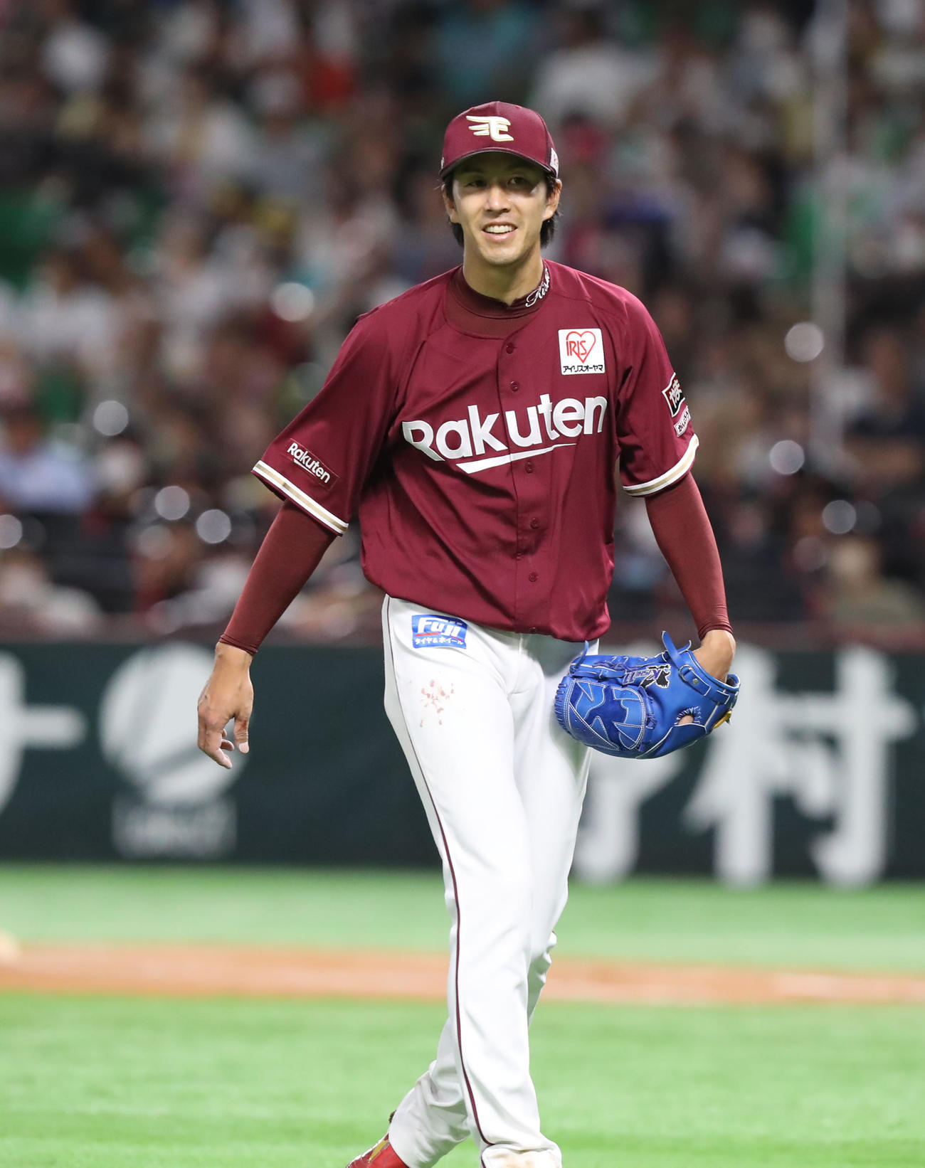 ソフトバンク対楽天　7回を無失点に抑えた岸は、笑顔でベンチへ引き揚げる(撮影・冨田成美)