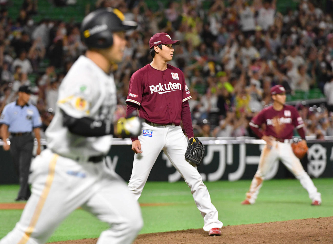 ソフトバンク対楽天　8回裏ソフトバンク無死一、二塁、近藤（左）に逆転の右越え3点本塁打を打たれた内（撮影・岩下翔太）