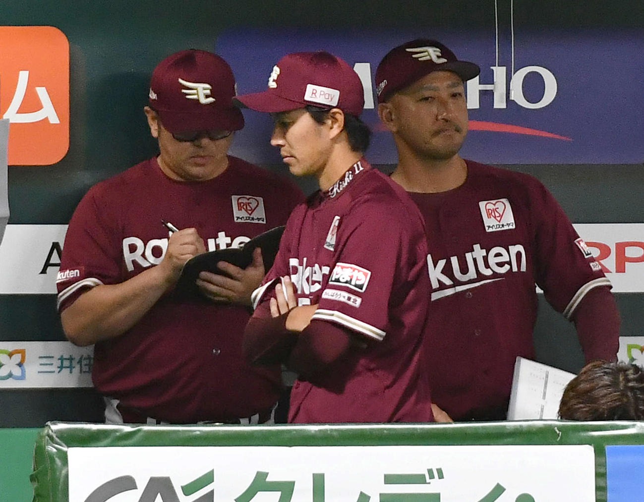 ソフトバンク対楽天　ソフトバンクに逆転負けし、腕を組みながら厳しい表情でベンチを後にする岸（中央）（撮影・岩下翔太）