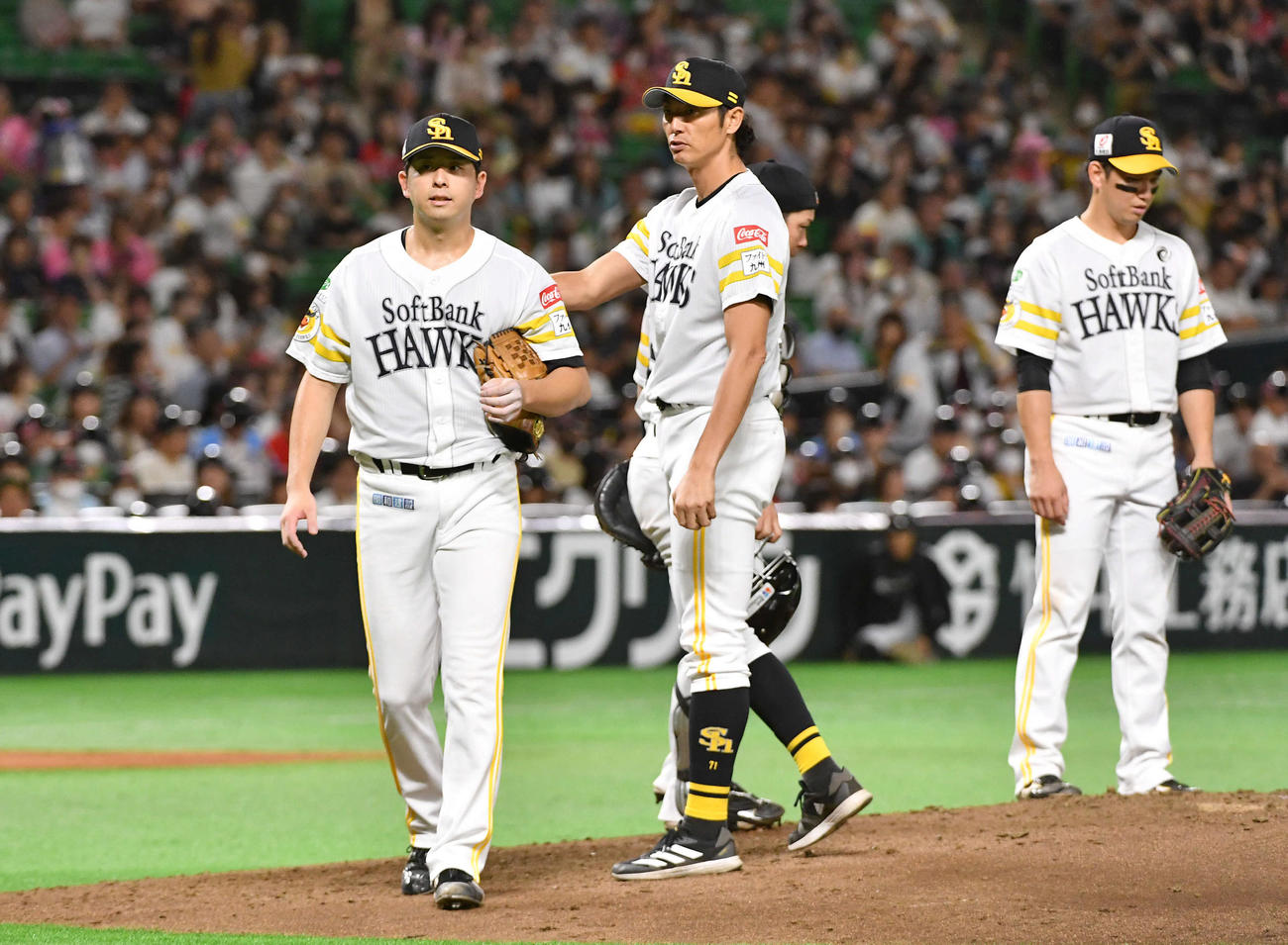 ソフトバンク対楽天　5回途中降板となり、ベンチへ戻る大関（撮影・岩下翔太）