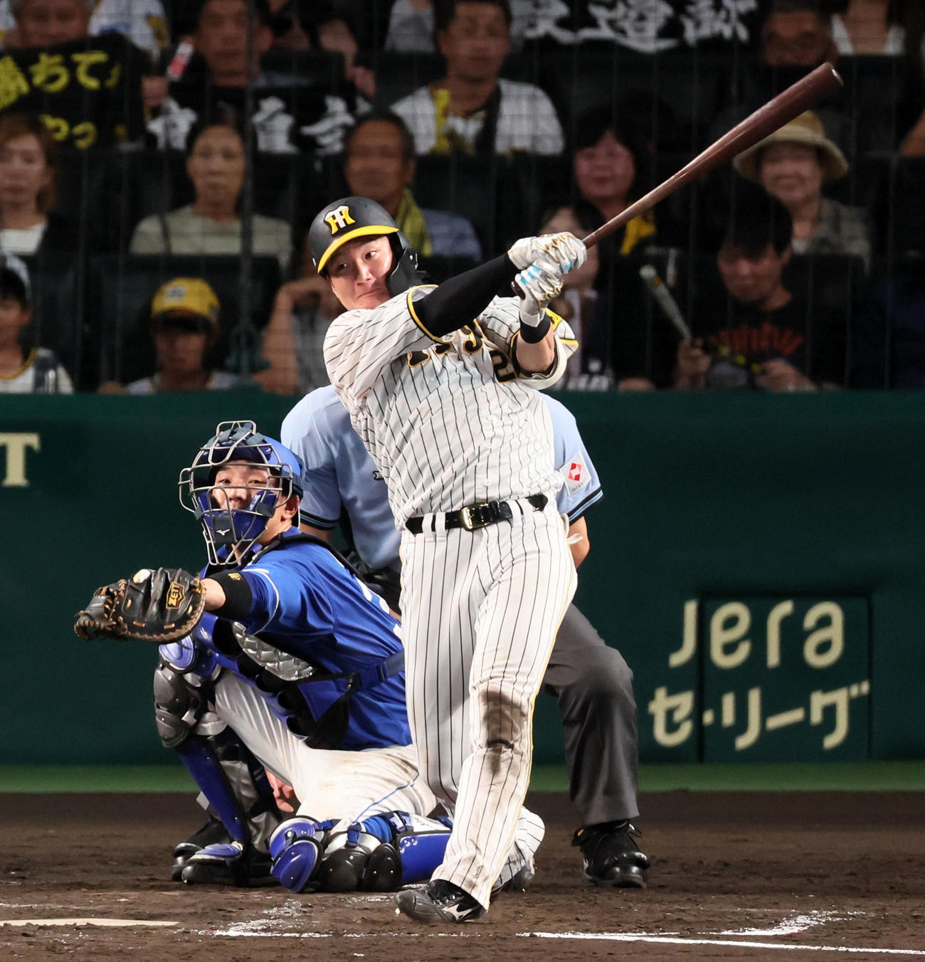 阪神対中日　5回裏阪神1死一塁、渡辺諒は中越え2点本塁打を放つ（撮影・加藤哉）