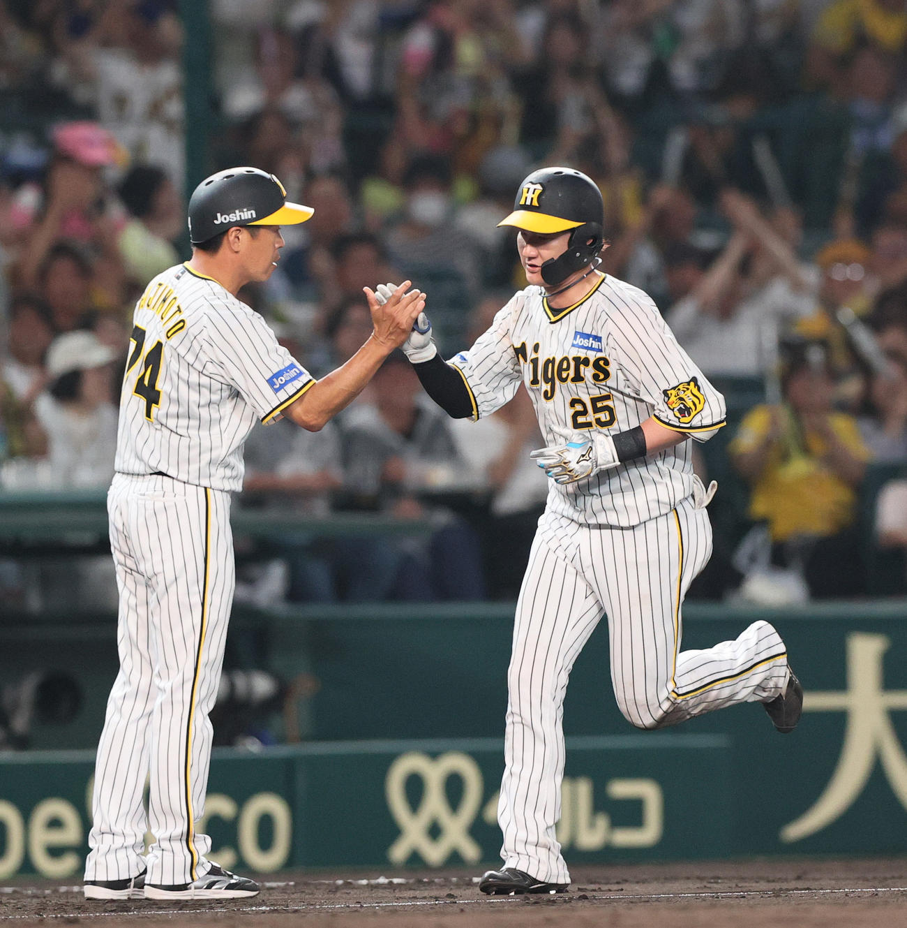阪神対中日　5回裏阪神1死一塁、渡辺諒（右）は中越え2点本塁打を放ちダイヤモンドを1周する（撮影・上山淳一）