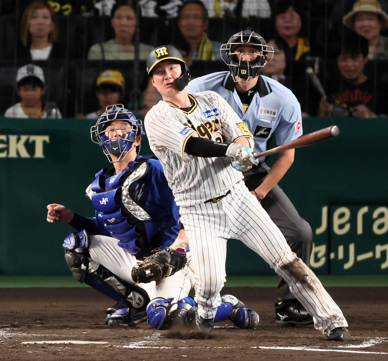 阪神対中日　5回裏阪神1死一塁、渡辺諒は中越え2点本塁打を放つ（撮影・加藤哉）