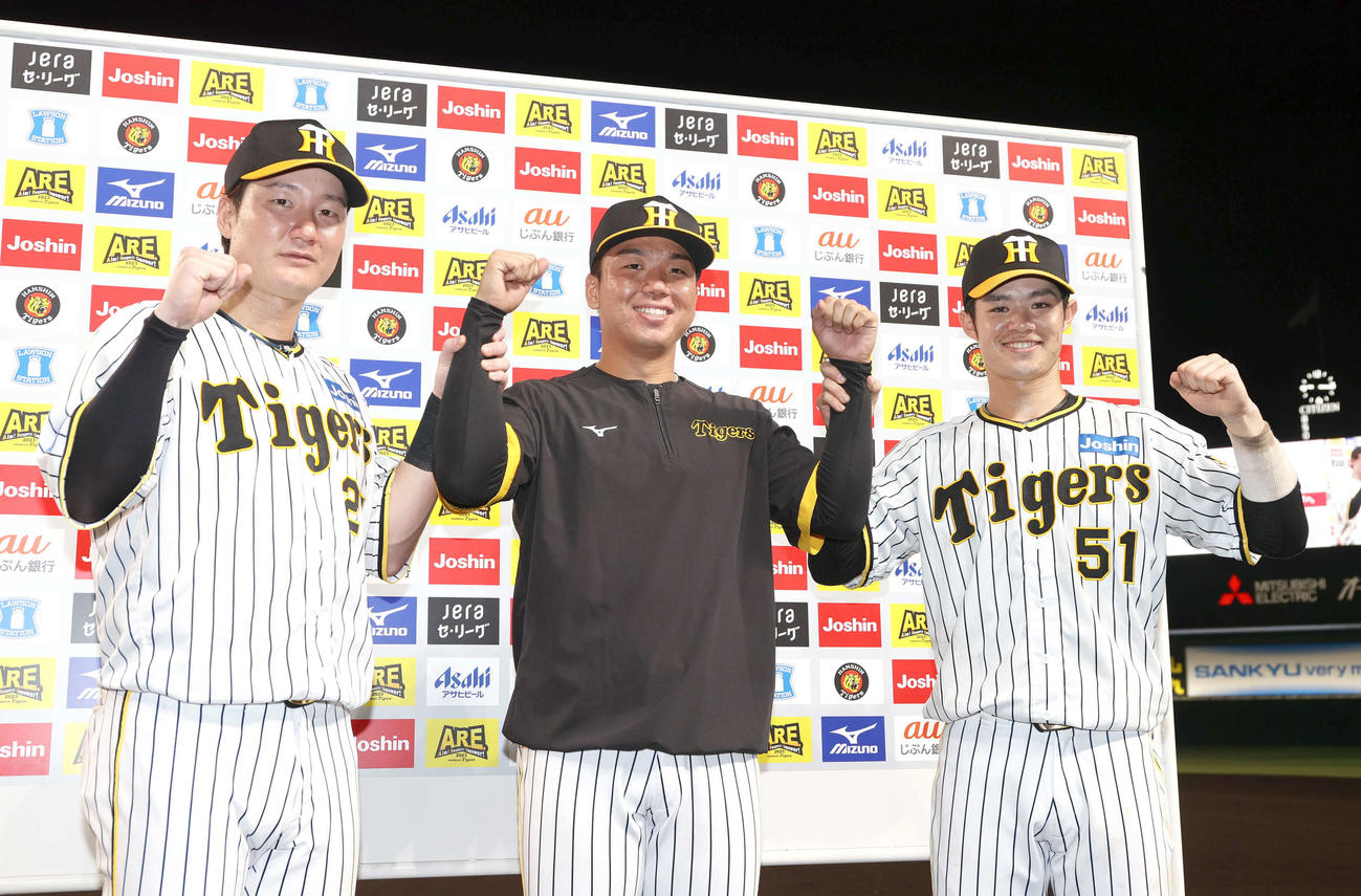 阪神対中日　ヒーローインタビュー後に笑顔で記念撮影する、左から渡辺諒、村上、中野（撮影・上山淳一）