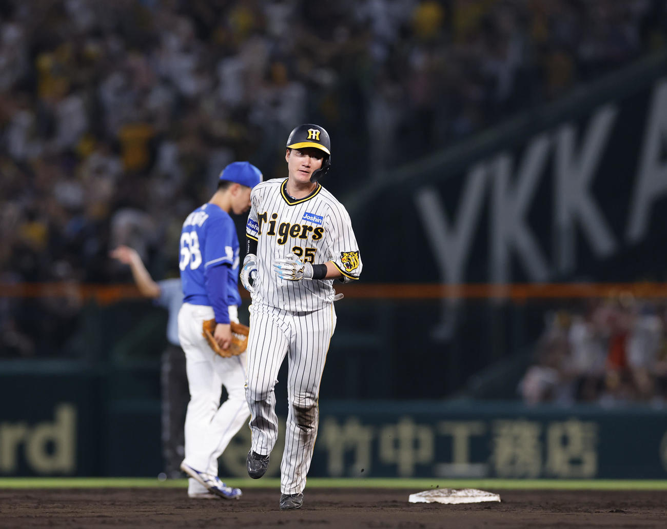 阪神対中日　5回裏阪神1死一塁、中越えに2点本塁打を放ち三塁へ向かう渡辺諒（撮影・藤尾明華）