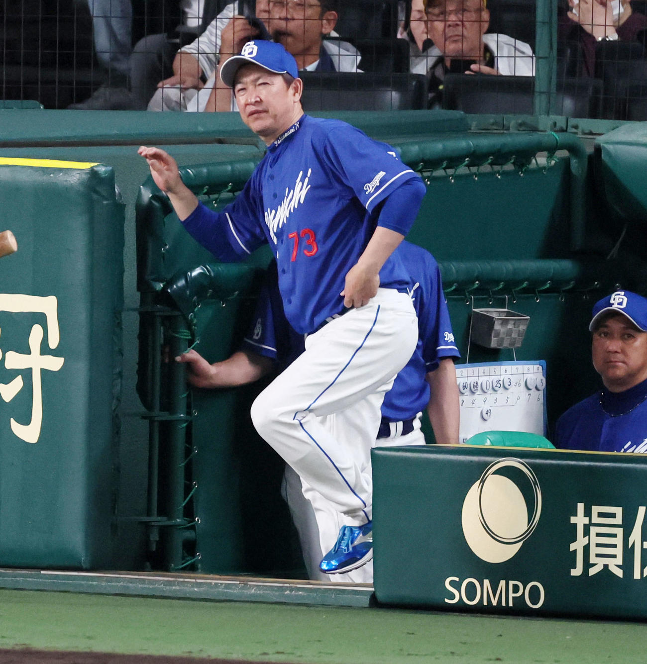 阪神対中日　8回表を終え選手交代を告げる立浪監督（撮影・加藤哉）