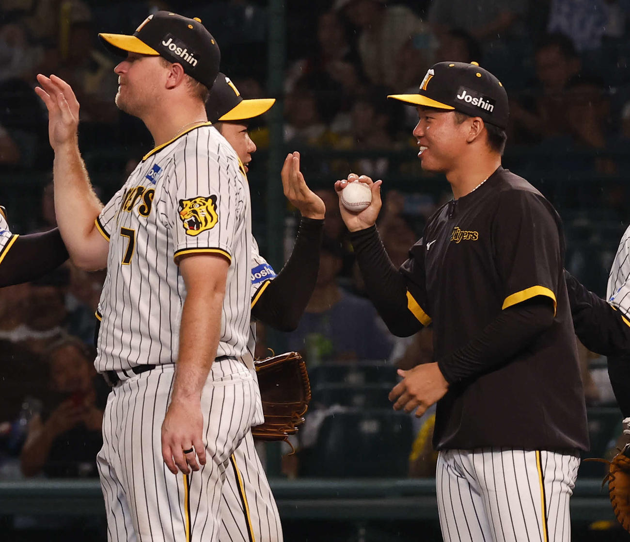 阪神対中日　中日に勝利し、石井からウイニングボールを受け取る村上（右）（撮影・藤尾明華）