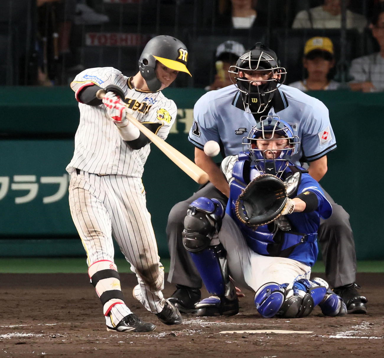 阪神対中日　5回裏阪神1死、中野は中前打を放つ（撮影・加藤哉）