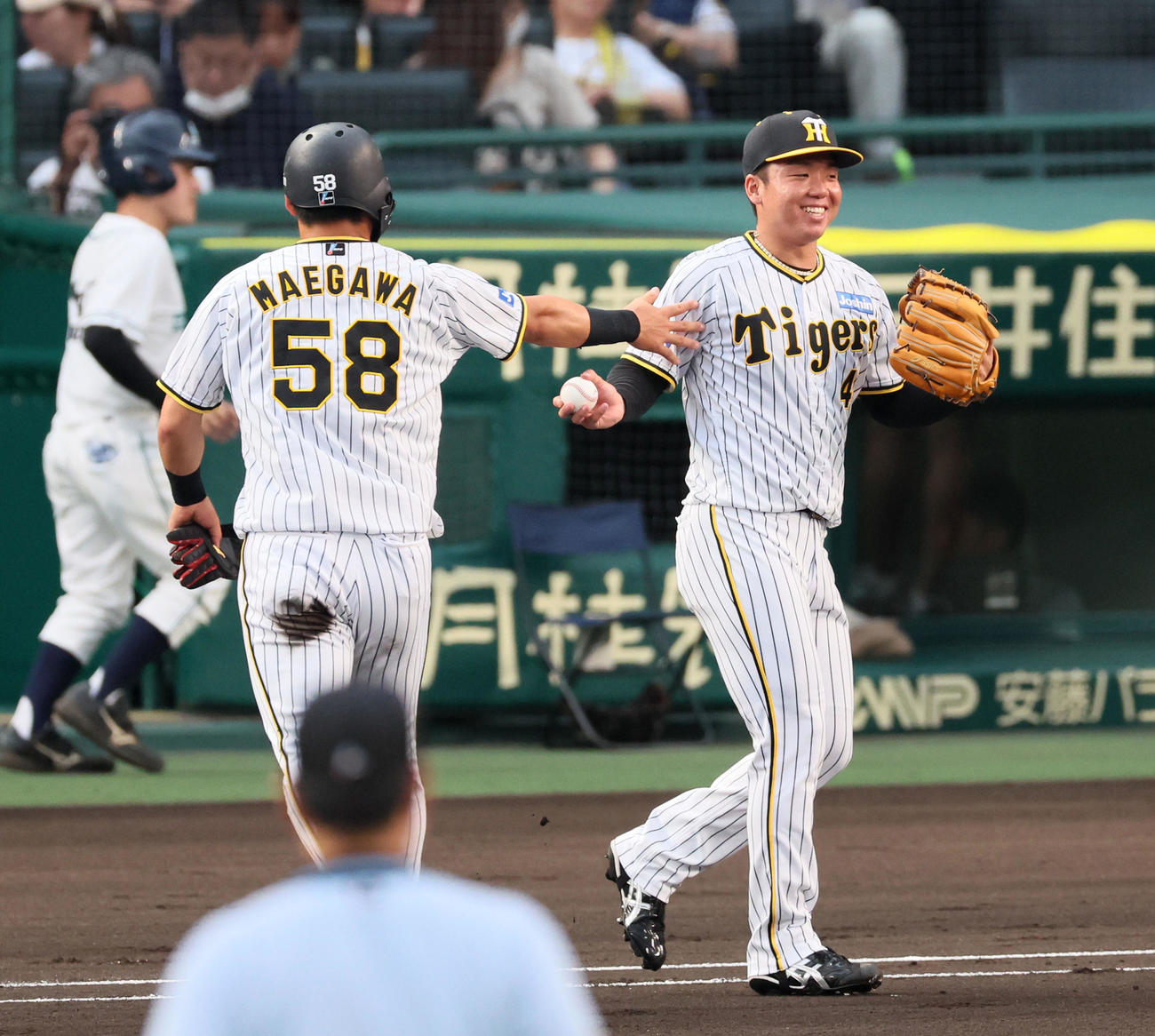 阪神対中日　1回裏を終えマウンドに向かう村上（右）は適時打を放った前川と笑顔でタッチ（撮影・加藤哉）