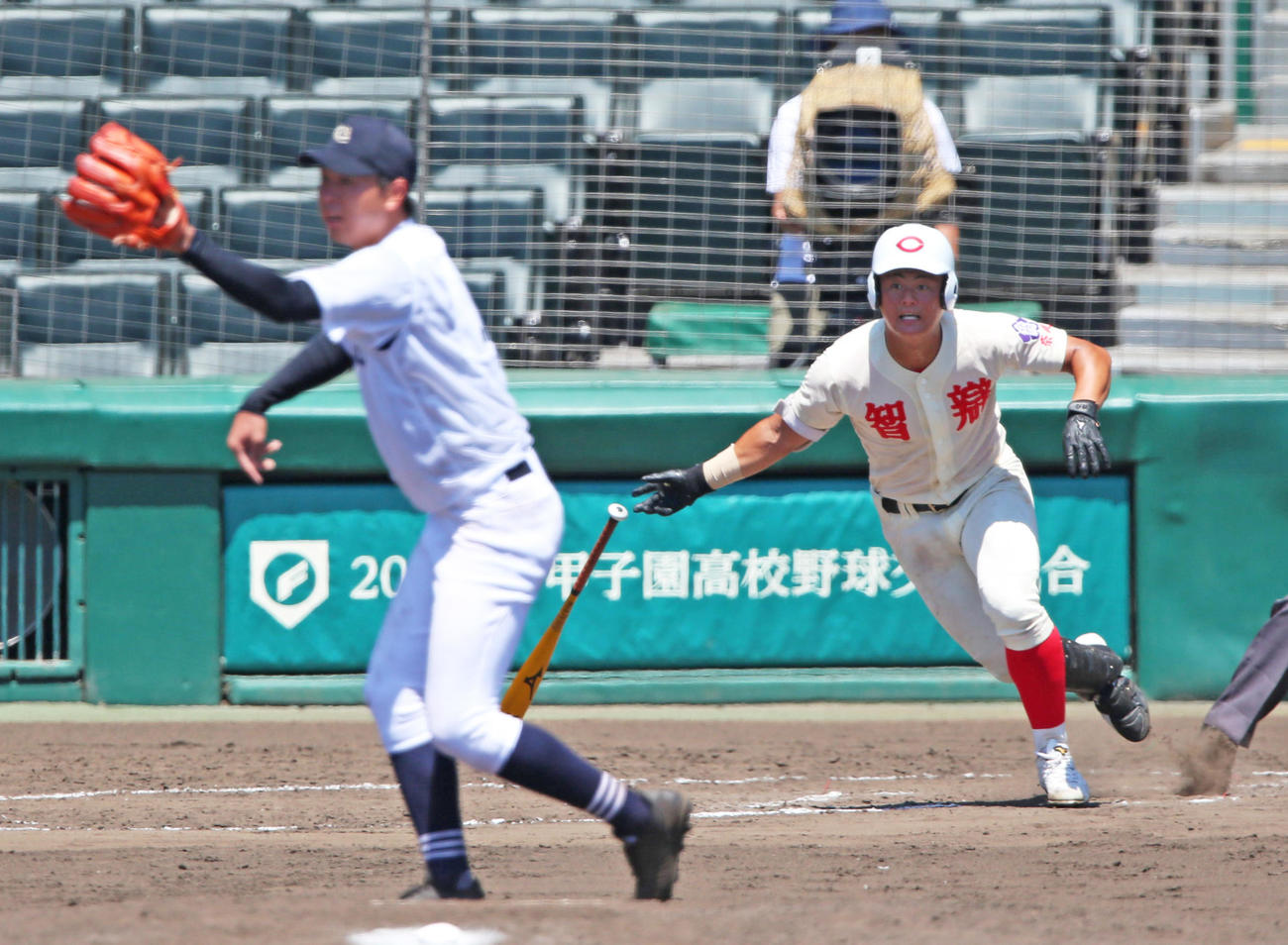 20年8月12日、智弁学園対中京大中京　8回表智弁学園1死、中京大中京・高橋宏（手前）から右前打を放つ前川