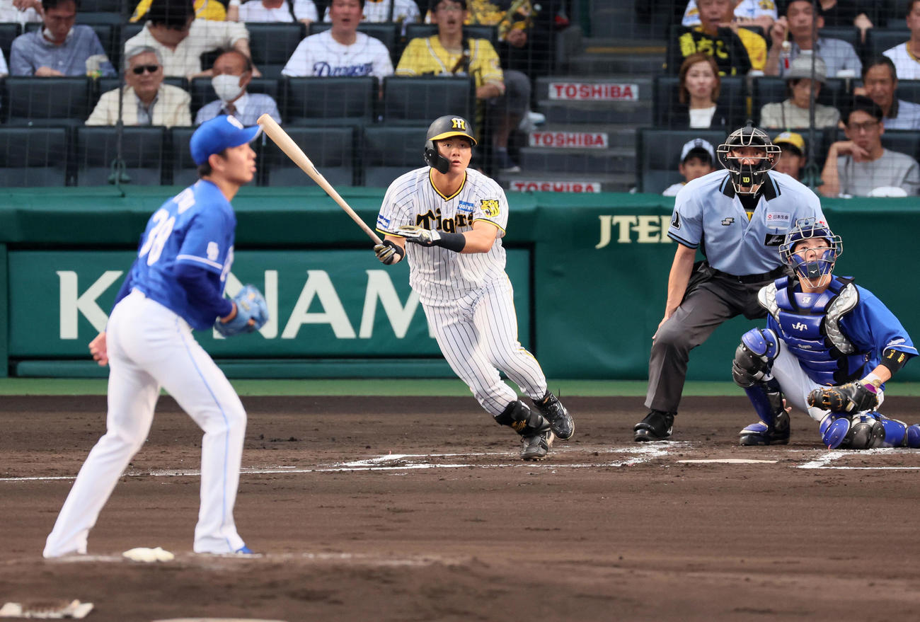 阪神対中日　1回裏阪神2死一、三塁、前川は中へ適時打を放つ。投手は松葉（撮影・加藤哉）